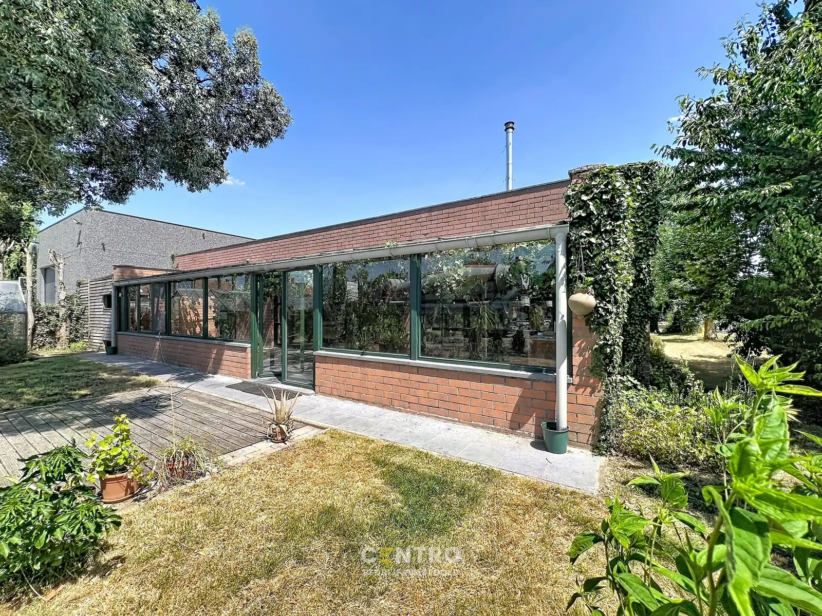 Kantoor met magazijn:  perfecte combinatie van ruimte en functionaliteit met een weelderige tuin (Oostnieuwkerke-Staden)! foto 4