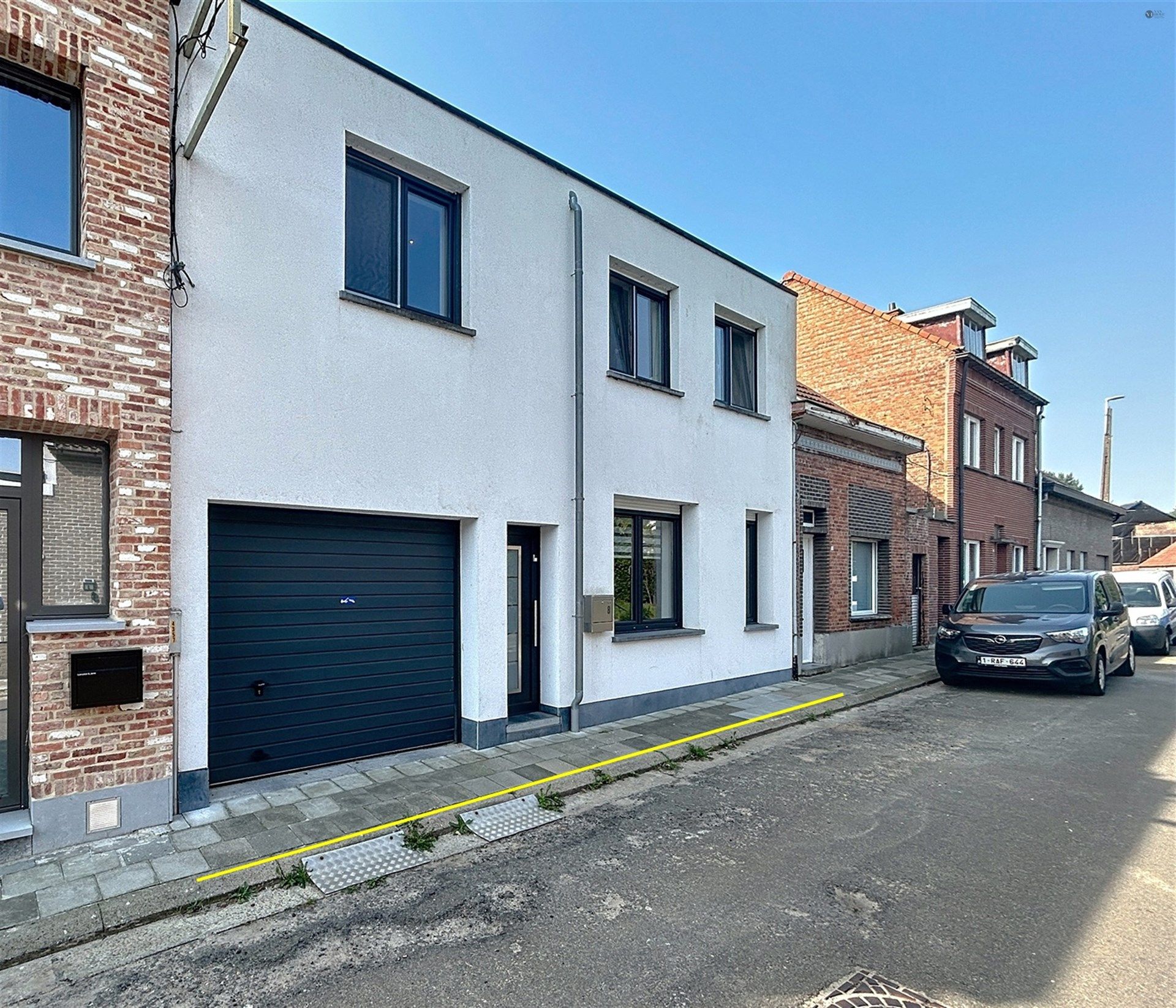 gerenoveerde gezinswoning met 3 slaapkamers en inpandige garage op perceel van 303m² foto {{pictureIndex}}