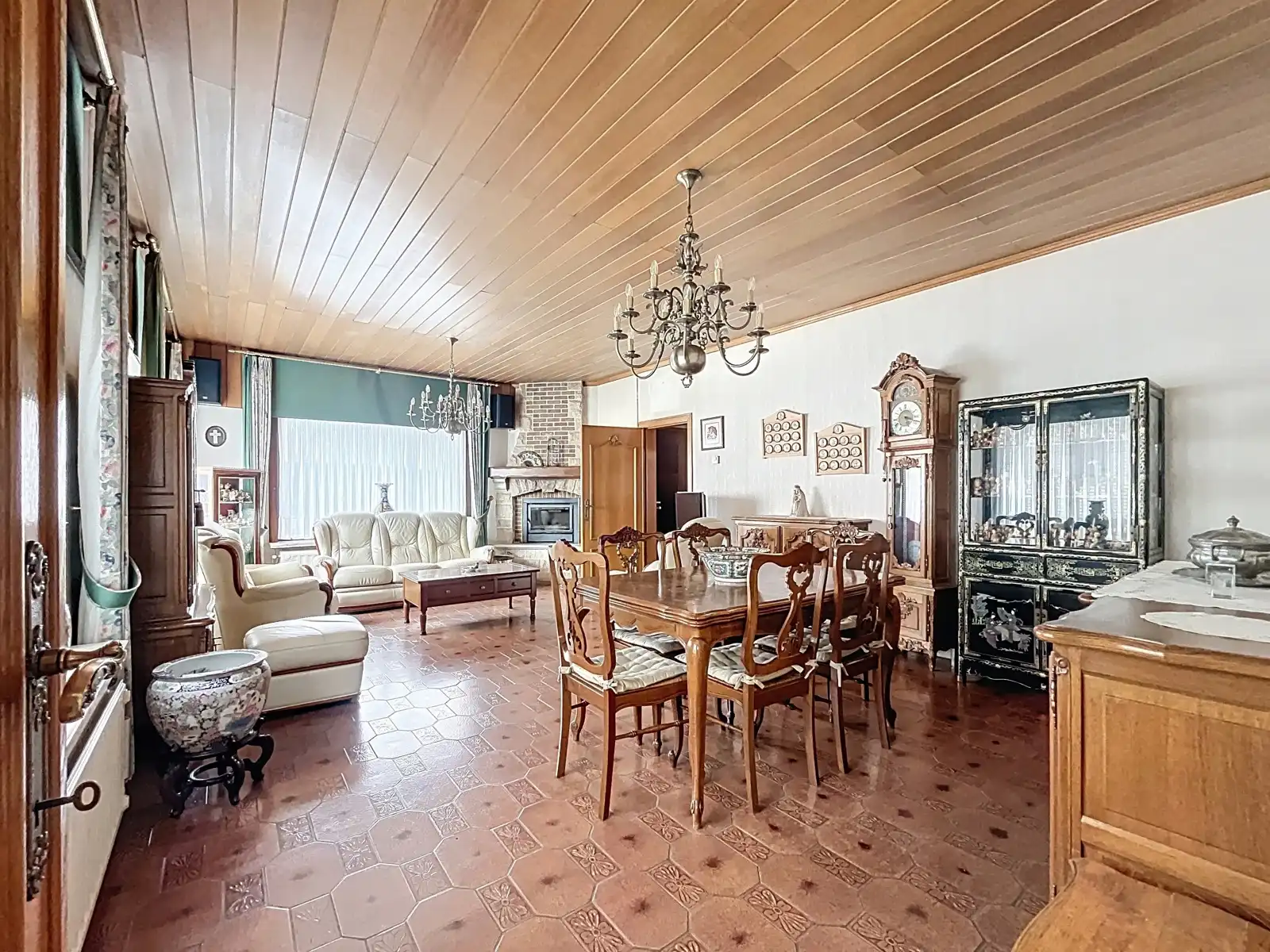 Rustig gelegen, Ruime Bungalow met 3 SLPK, Tuin én Garage! foto 2