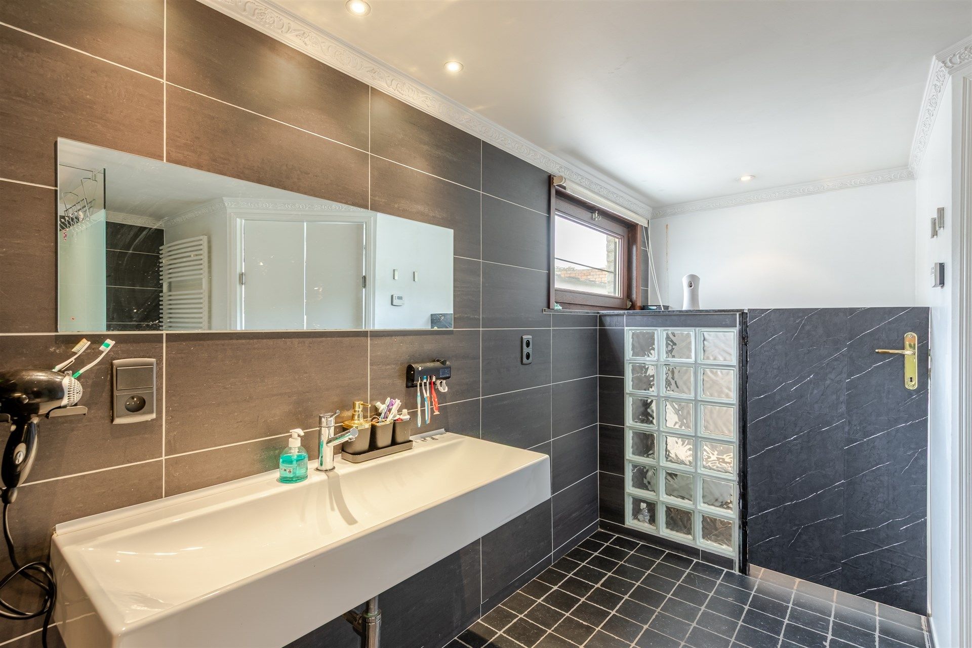 Instapklare woning met 2 slaapkamer en gezellige koer foto 15
