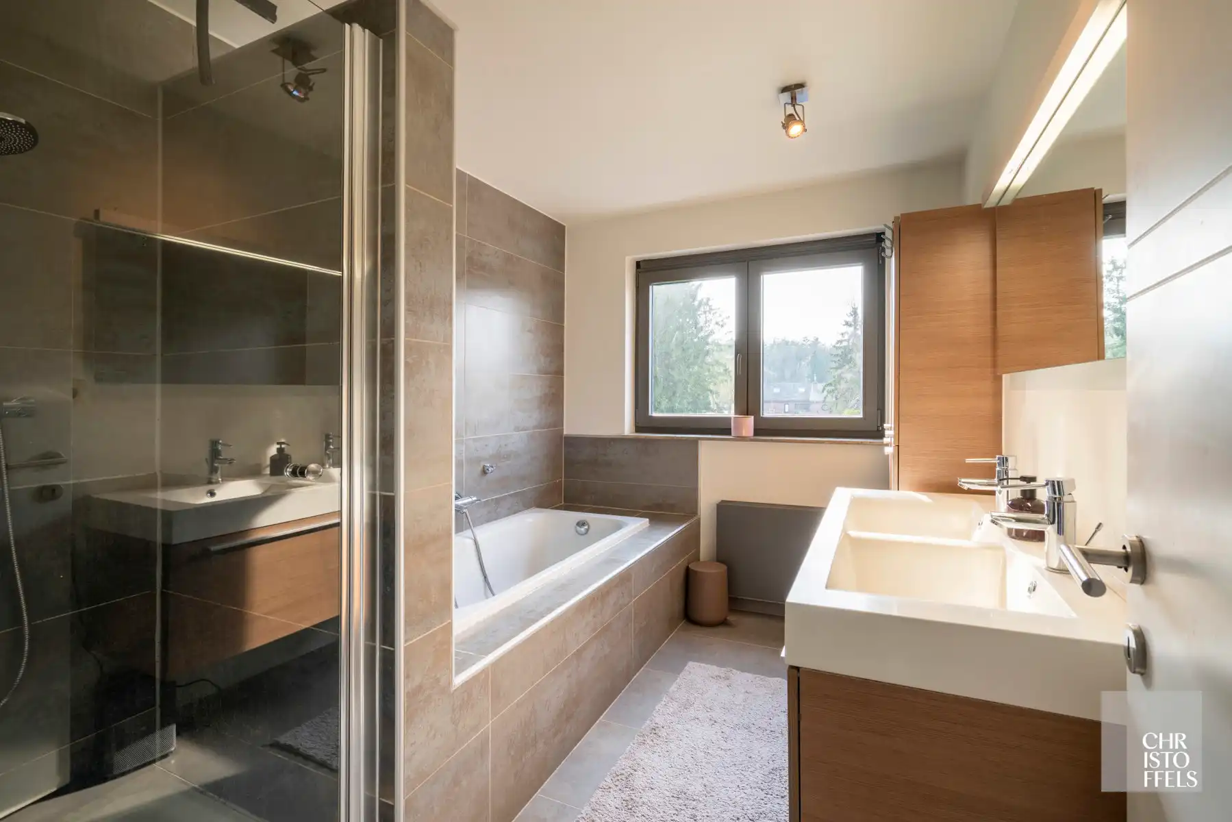 Ruime halfopen woning (203m²) op perceel van 840m² foto 7