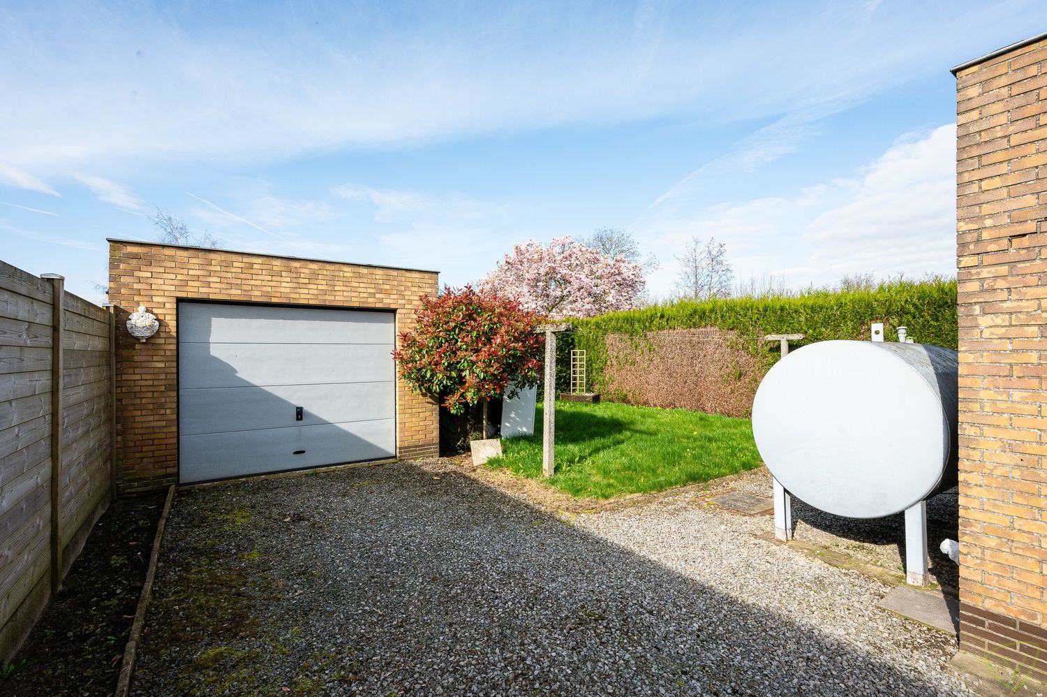 Op te frissen woning in een aangename en rustige woonwijk nabij het dorp van Bassevelde! foto 2