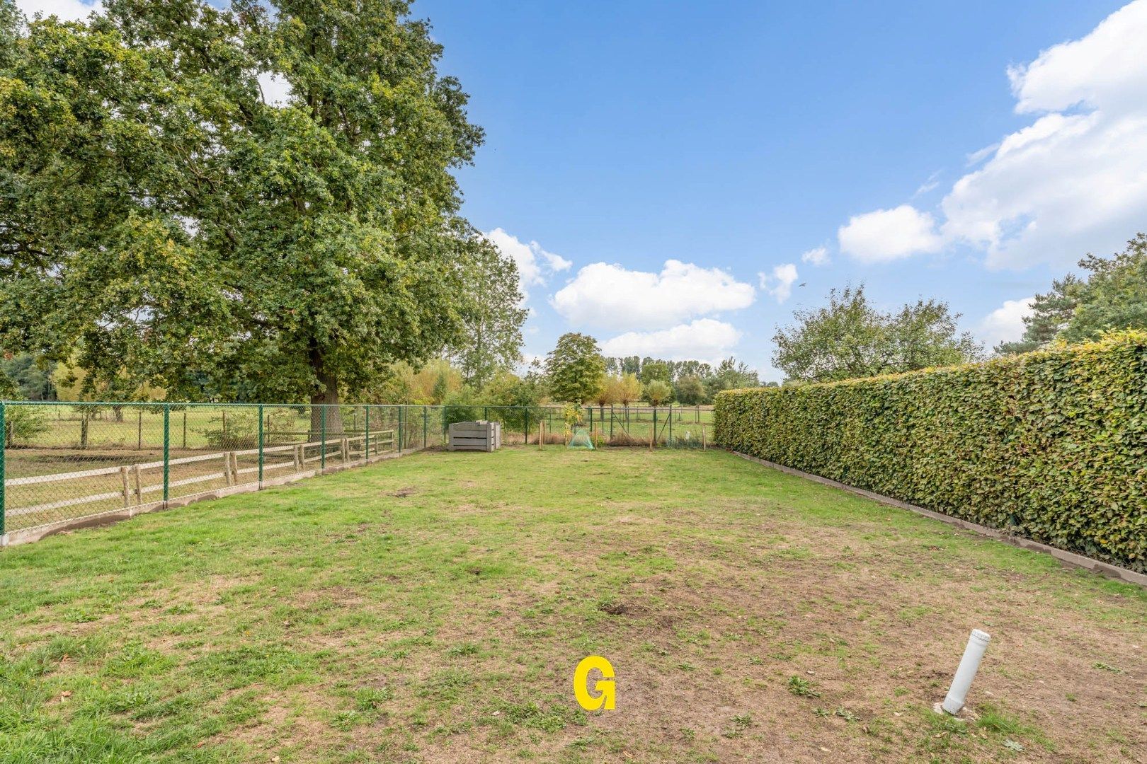 Degelijke halfopen woning met vrijstaande garage op 7a 36ca, met gegarandeerd zicht op achterliggend groen foto 3