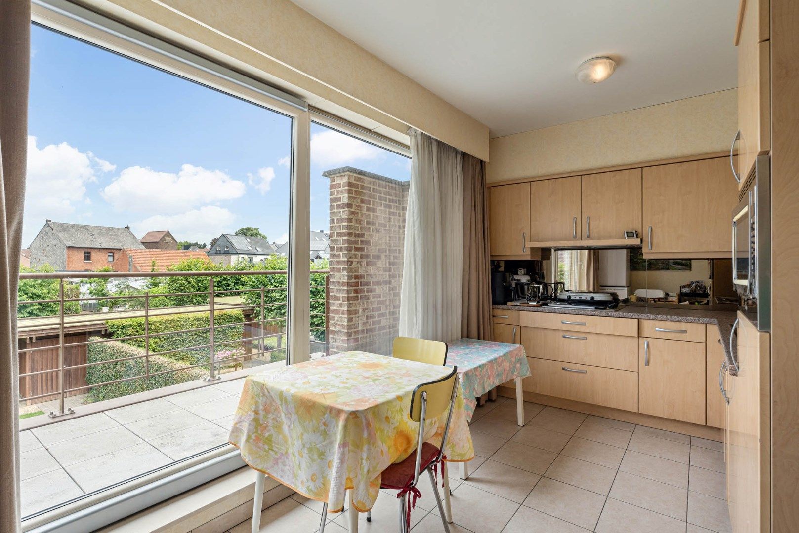 Stijlvol appartement voorzien van 2 slaapkamers, 2 terrassen en een autostandplaats op een rustige locatie in het centrum van Neeroeteren!  foto 14