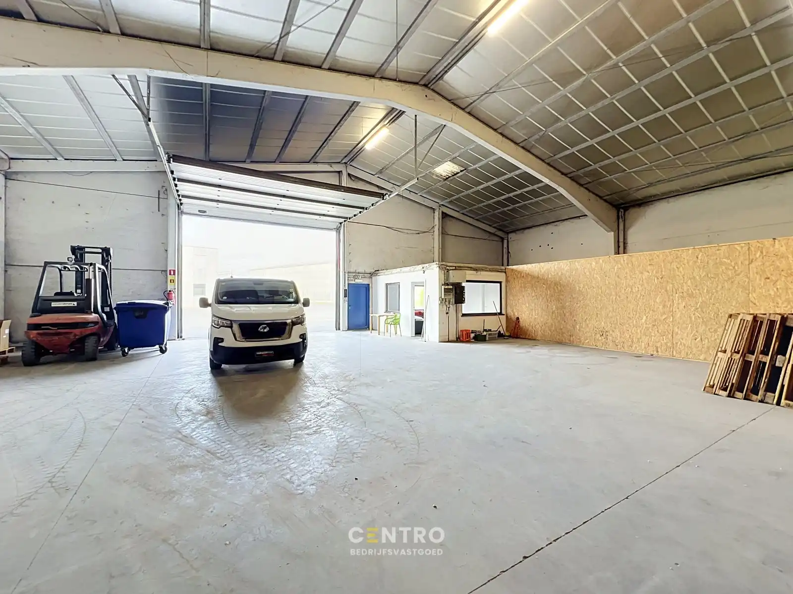Magazijn met parkings en goede laad-en losmogelijkheden voor OPSLAG te huur regio Waregem. foto 3