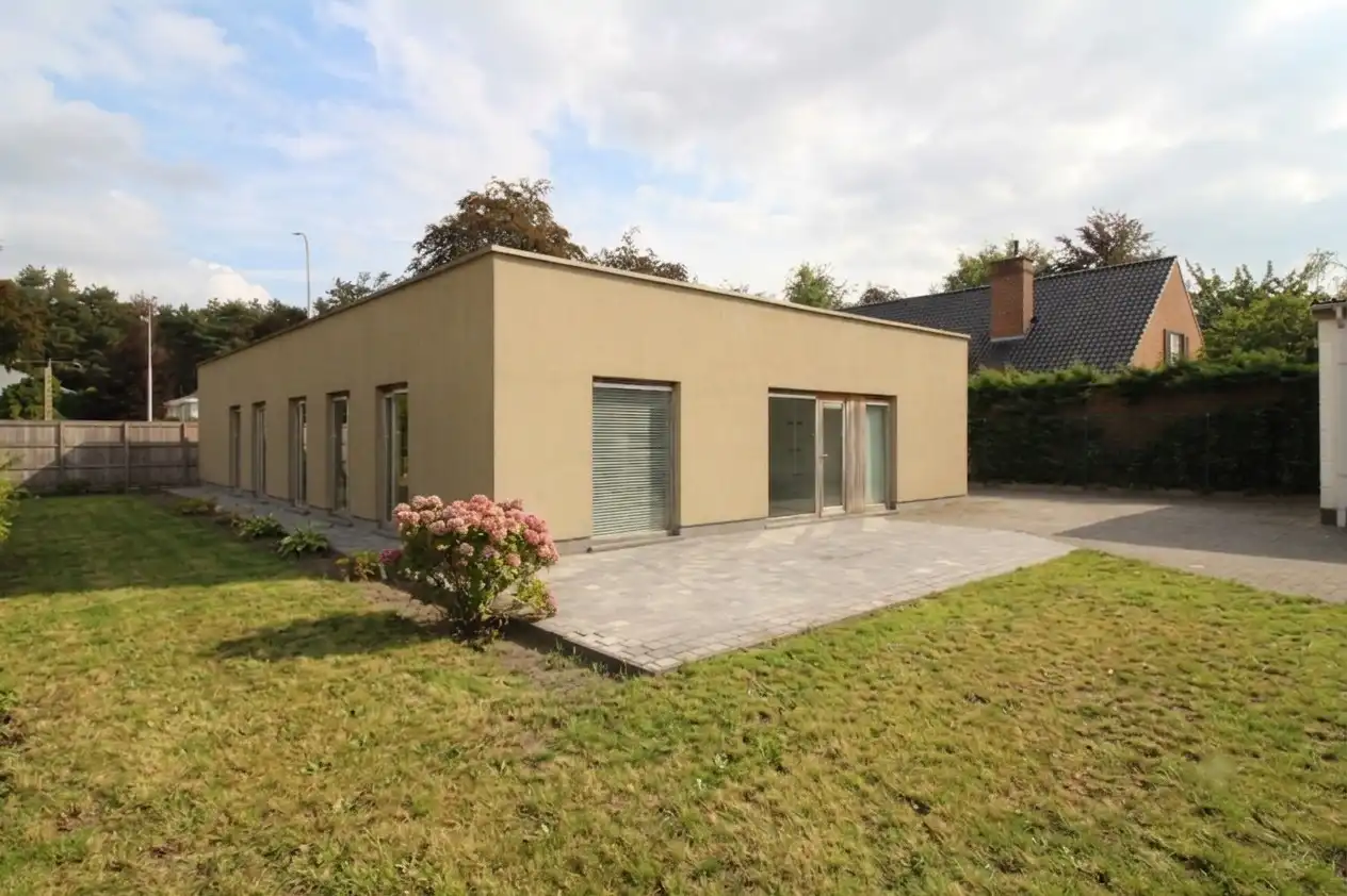 Maldegem | Instapklare praktijk- of kantoorruimte met parking en bijgebouw. foto 4