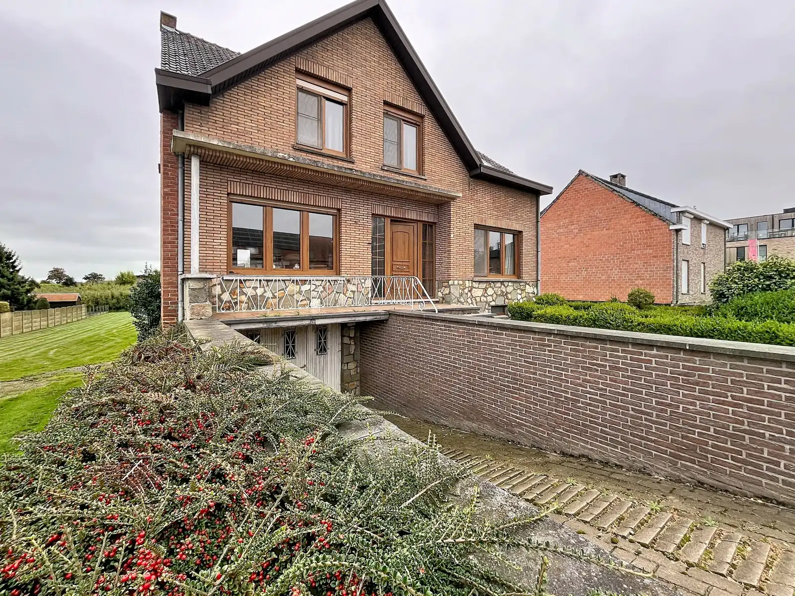 Vrijstaande woning met ruime tuin op toplocatie foto 2