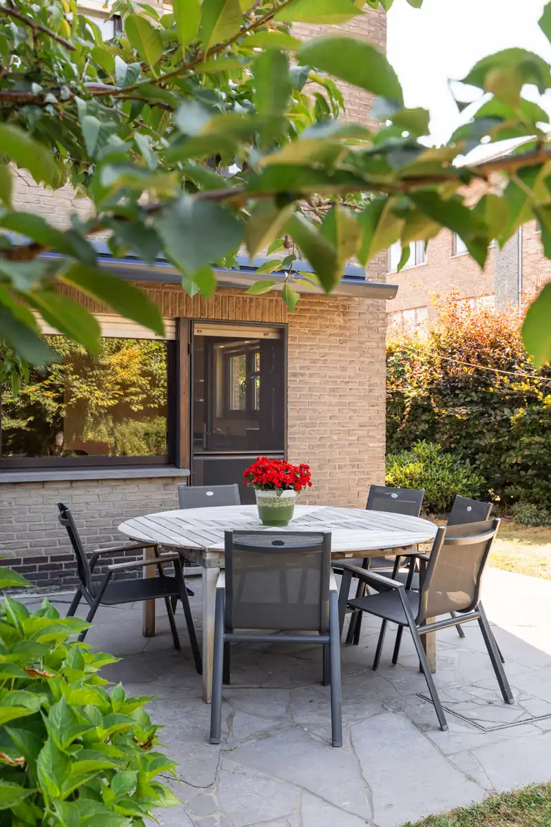 Verrassend ruime halfopen woning met omheinde tuin foto 7