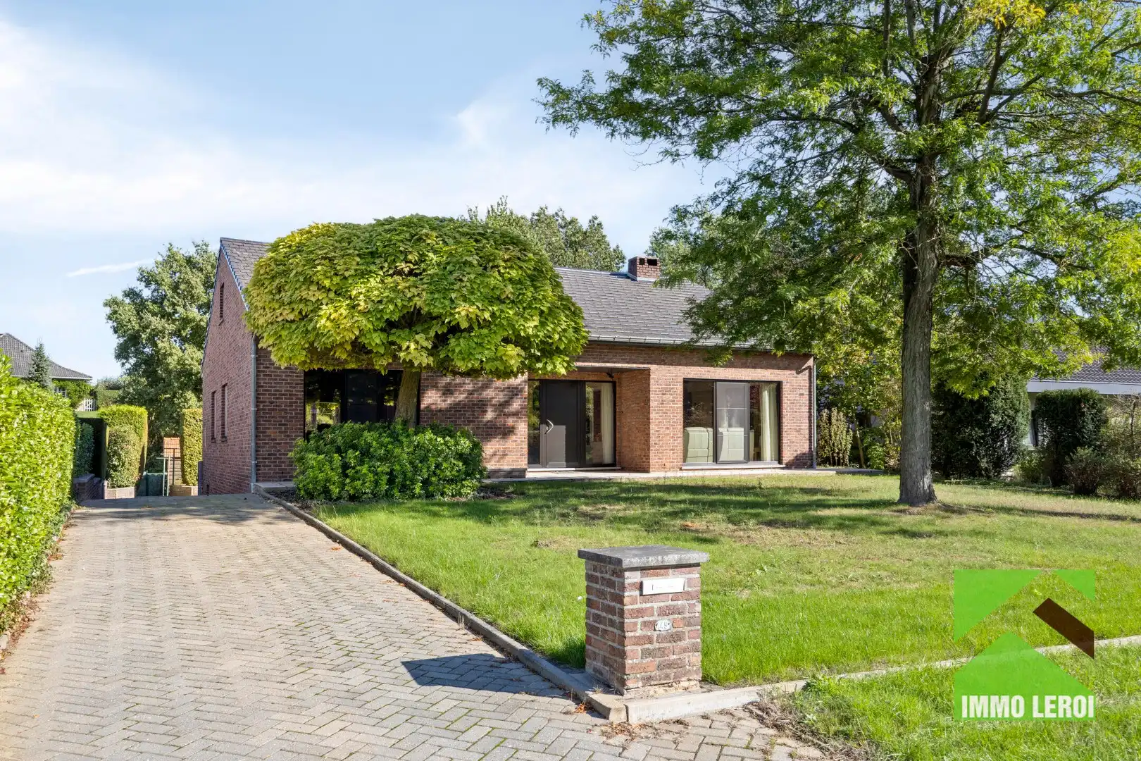 Hoofdfoto van de publicatie: Ruime en stijlvolle bungalow met aangename tuin en ruim overdekt terras