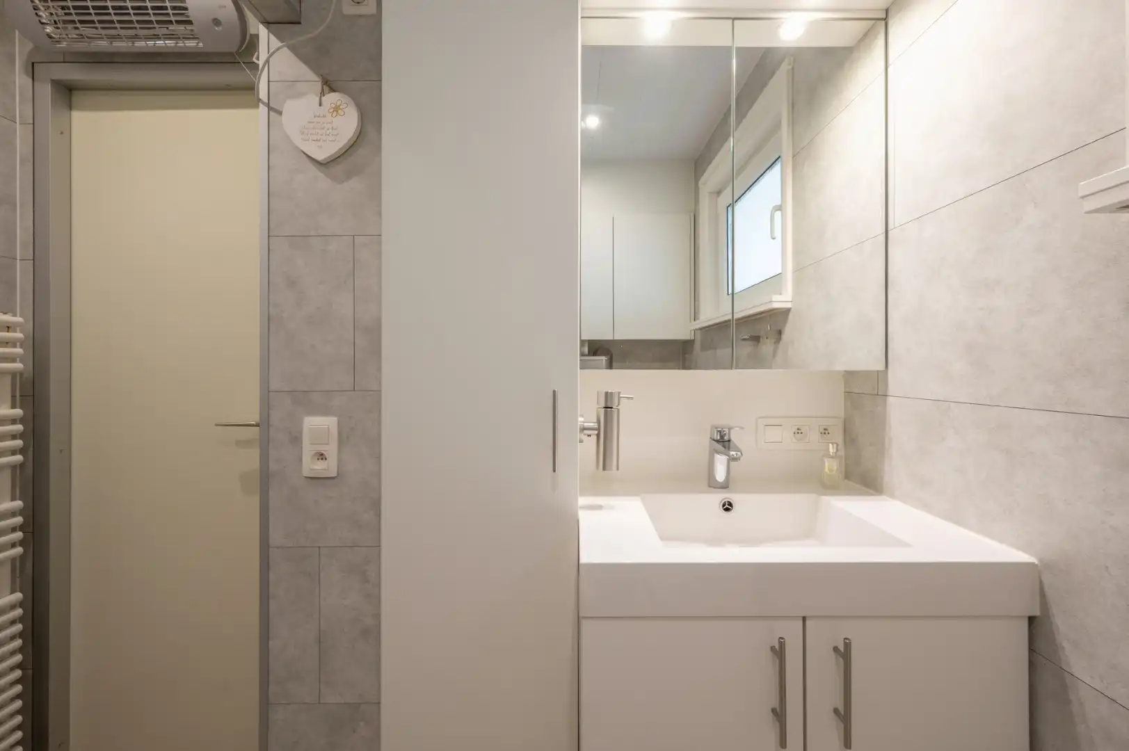 Ruime studio met het comfort van een 1-slaapkamerappartement op toplocatie aan zee! foto 13