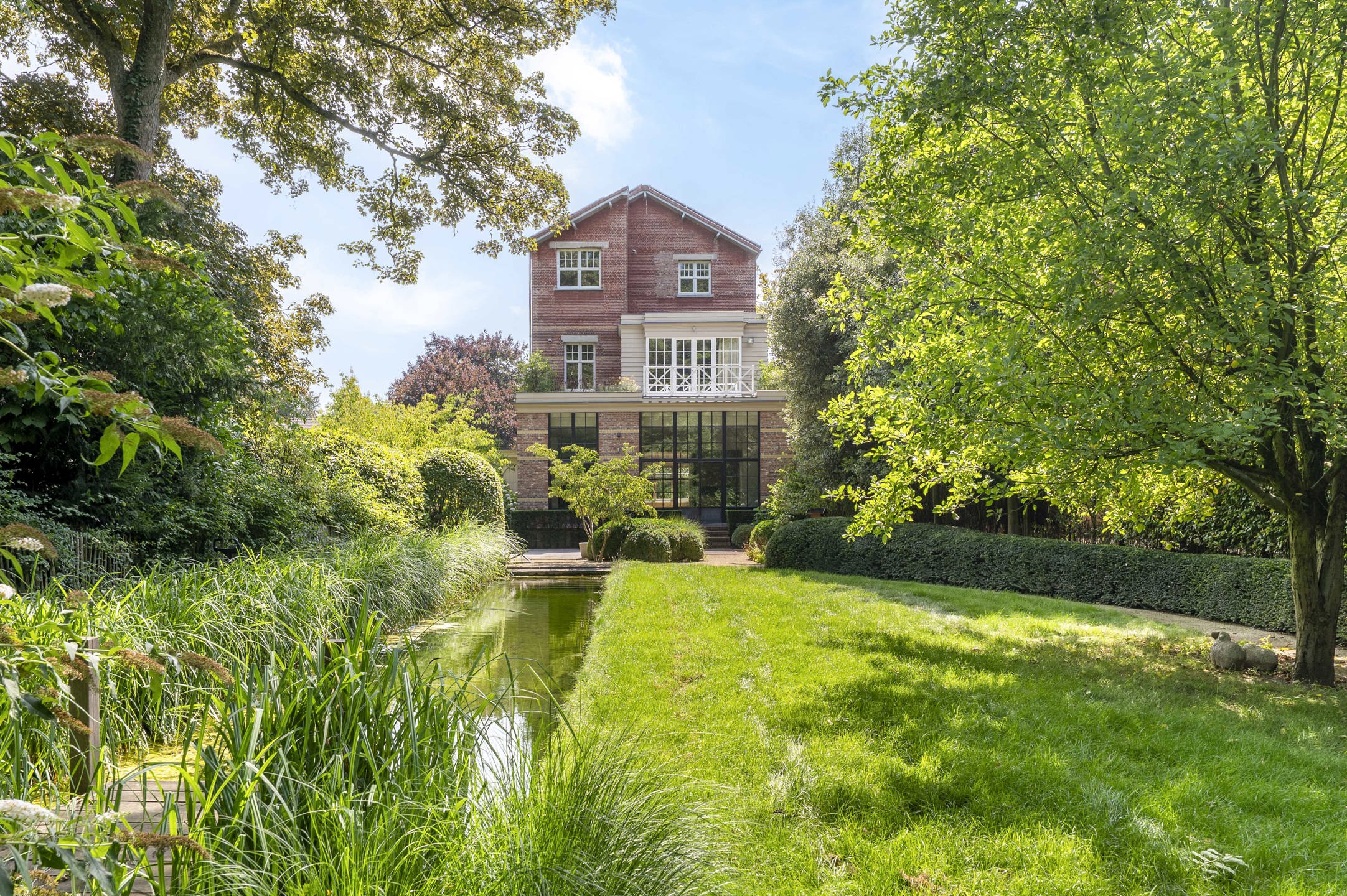 Hoofdfoto van de publicatie: EDEGEM - Exclusieve villa met parktuin en zwemvijver