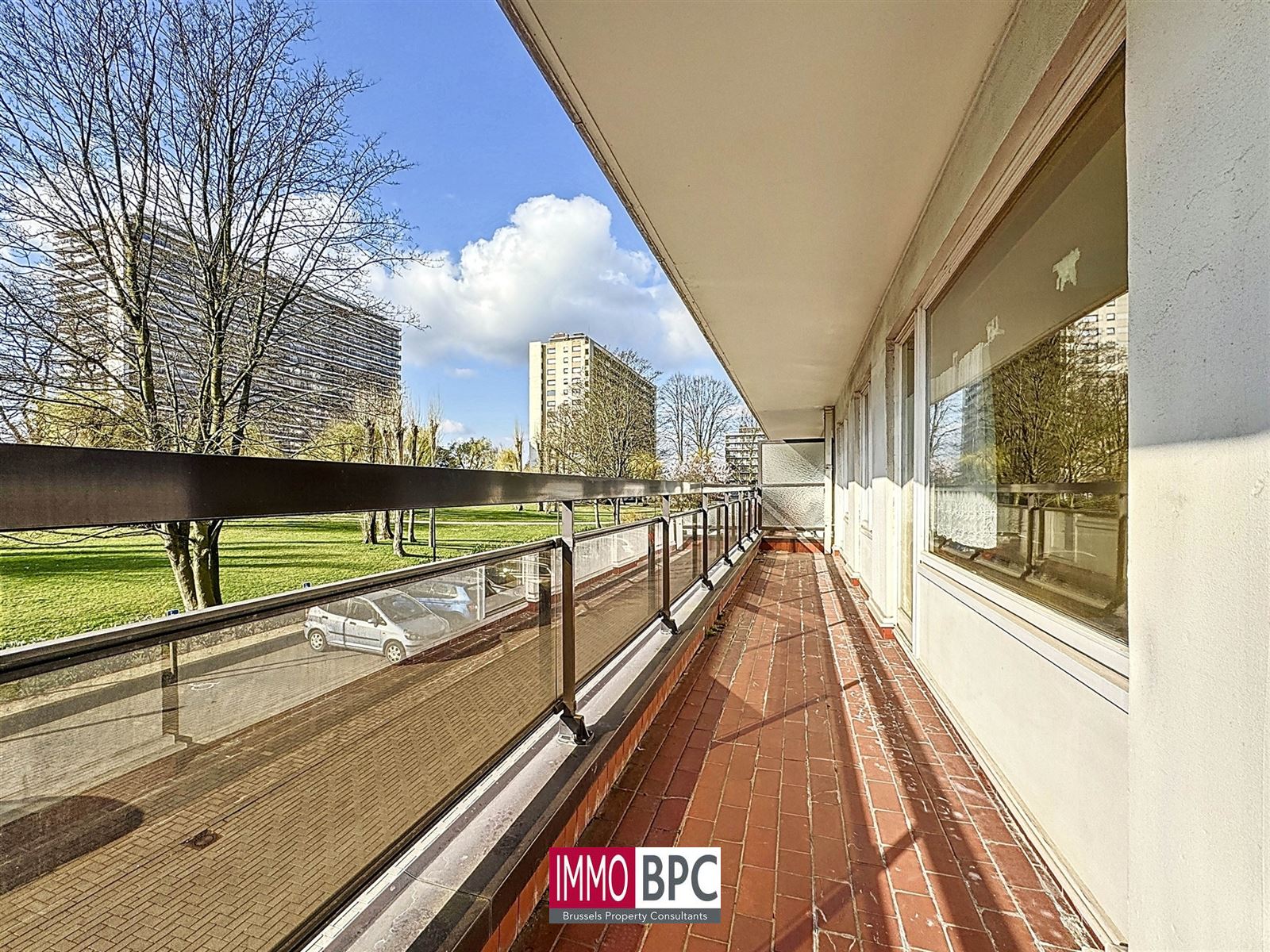 te renoveren appartement met groot terras! foto {{pictureIndex}}