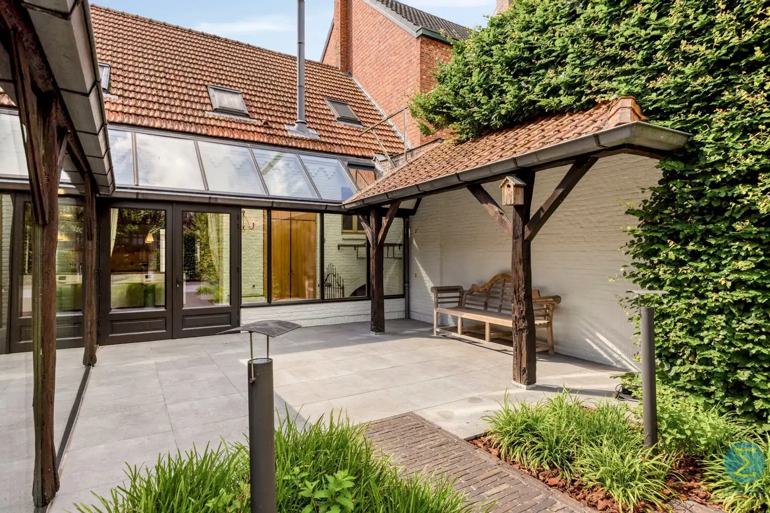 Karaktervolle herenwoning met zwembad en grote garage foto 26