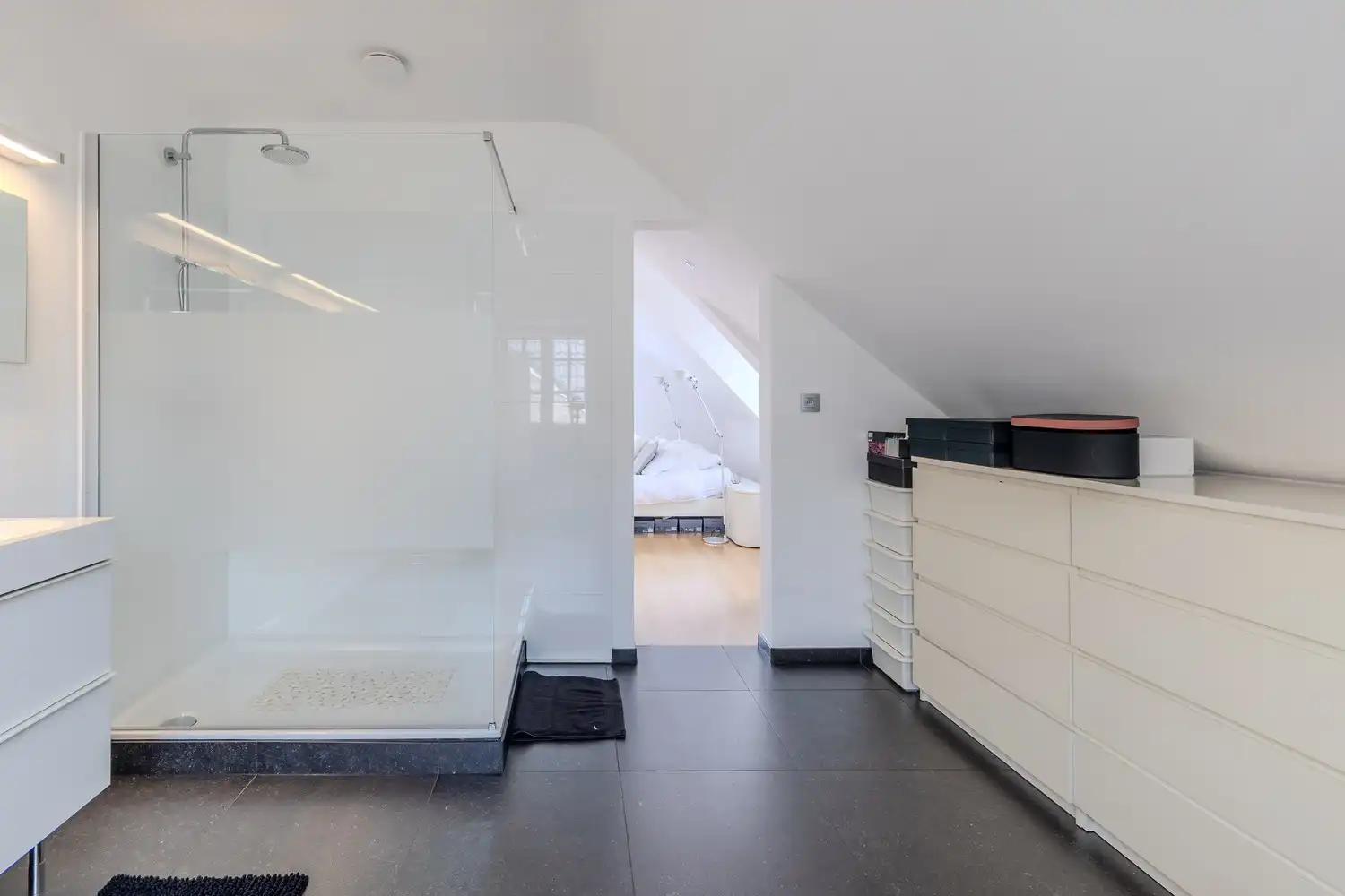 Verzorgde, instapklare woning met 3 slaapkamers én 2 badkamers in het gezellige Mopertingen, Bilzen-Hoeselt. foto 20