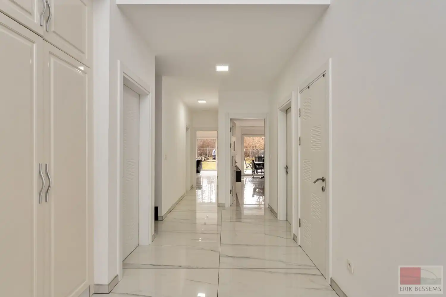 Prachtige en ruime woning met een woonoppervlakte van ca. 277 m², gebouwd in 2018 met vloerverwarming en voorzien van 5 volwaardige slaapkamers en 3 badkamers foto 3