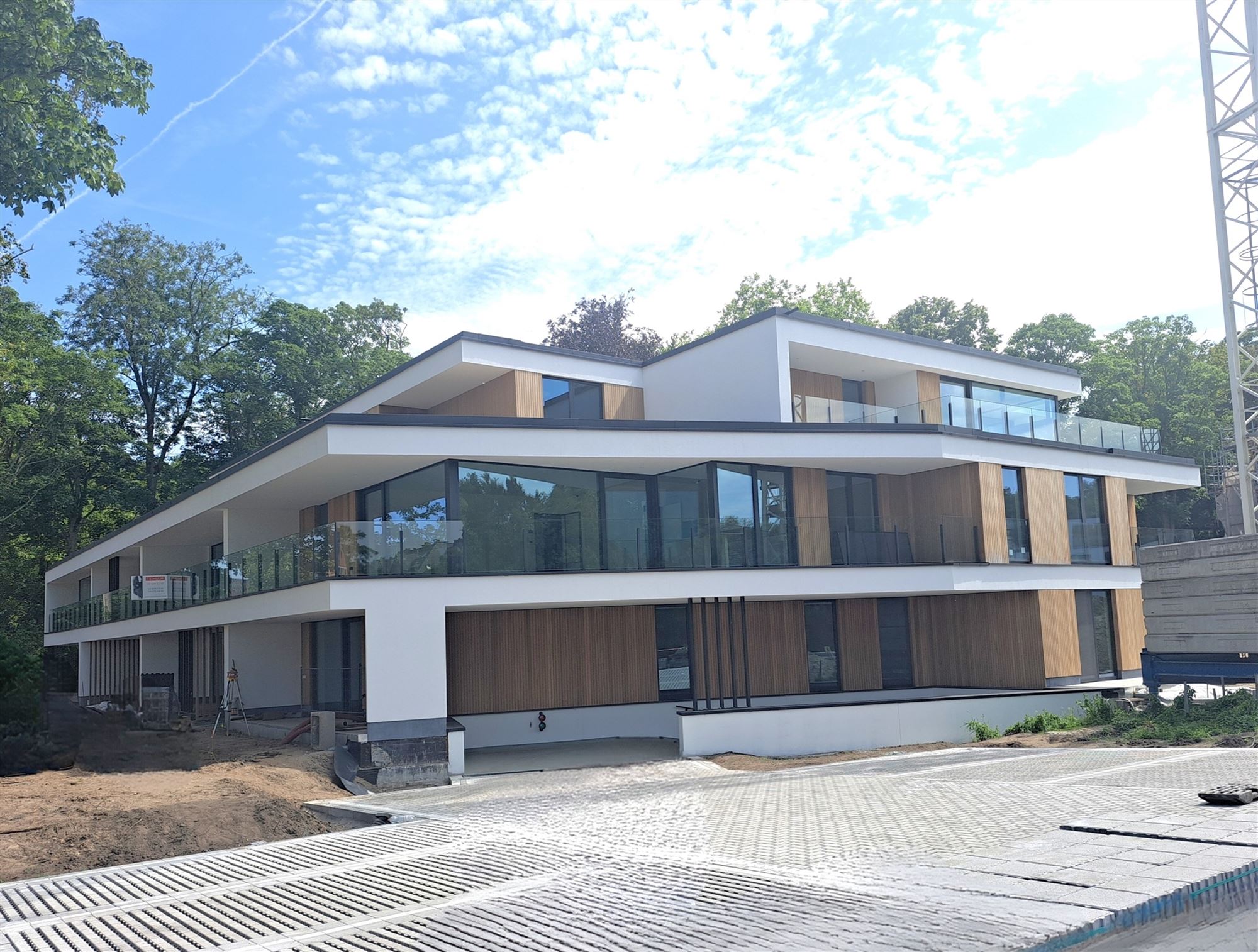 Ontdek dit moderne appartement met een luxueuze afwerking en mooi design. 2 slaapkamers met elk hun badkamer. En met ondergrondse parking. foto {{pictureIndex}}
