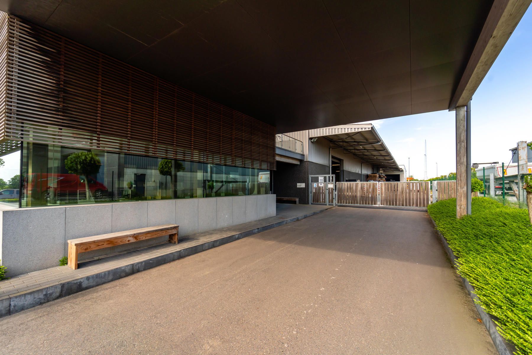 Multifunctioneel gebouw - hoge afwerkingsgraad - goede verbinding E313/E314. foto 34