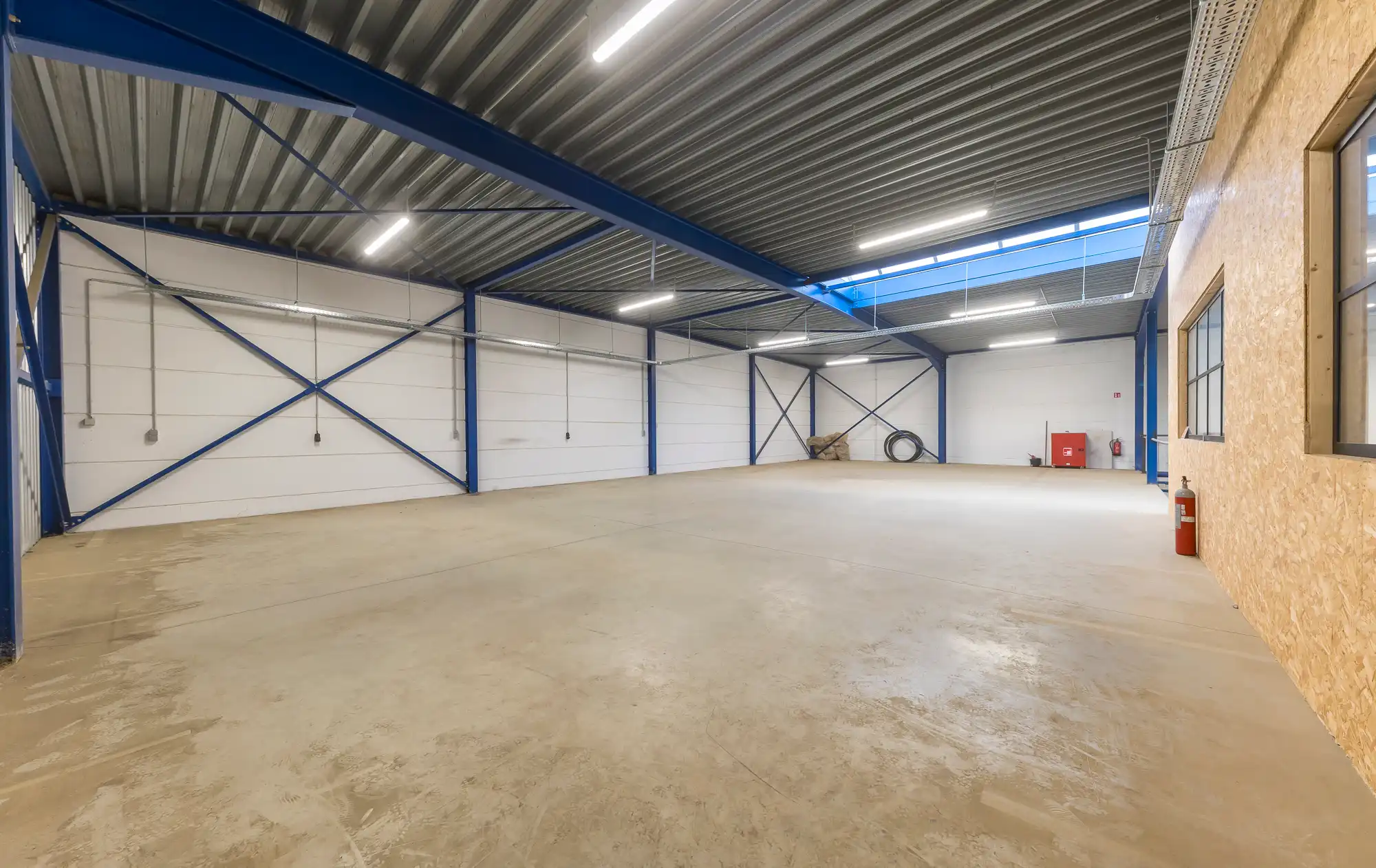  Zoeken op trefwoorden ... Vergelijk aanbiedingen TE KOOP: Bedrijfshal van 850m2 op gunstige locatie in Bree (industrieterrein Vostert) foto {{pictureIndex}}