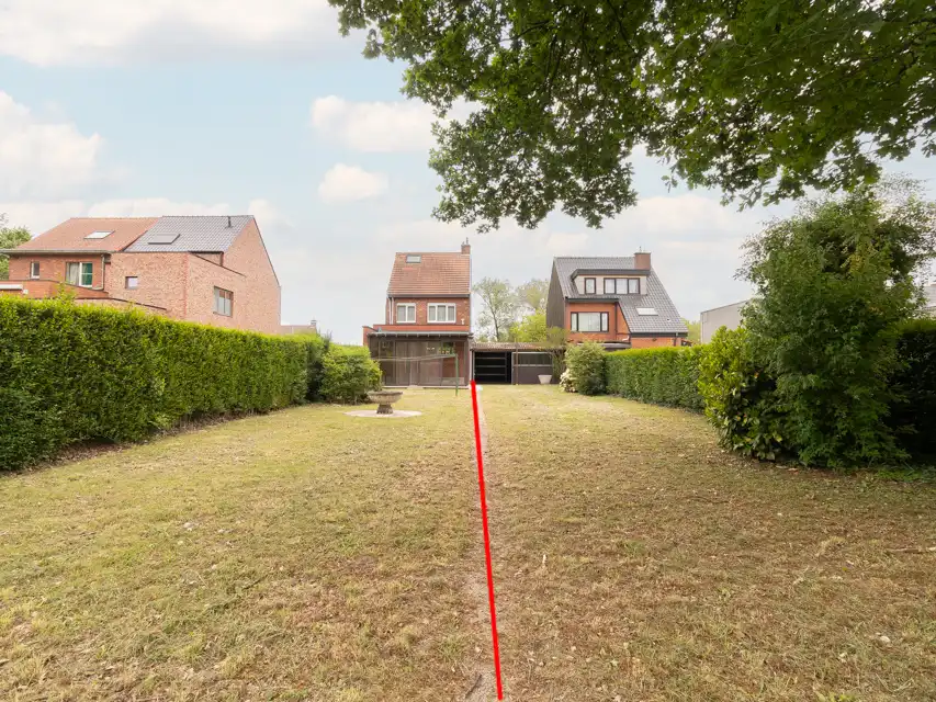 Halfopen gezinswoning met grote tuin in groene omgeving foto 19