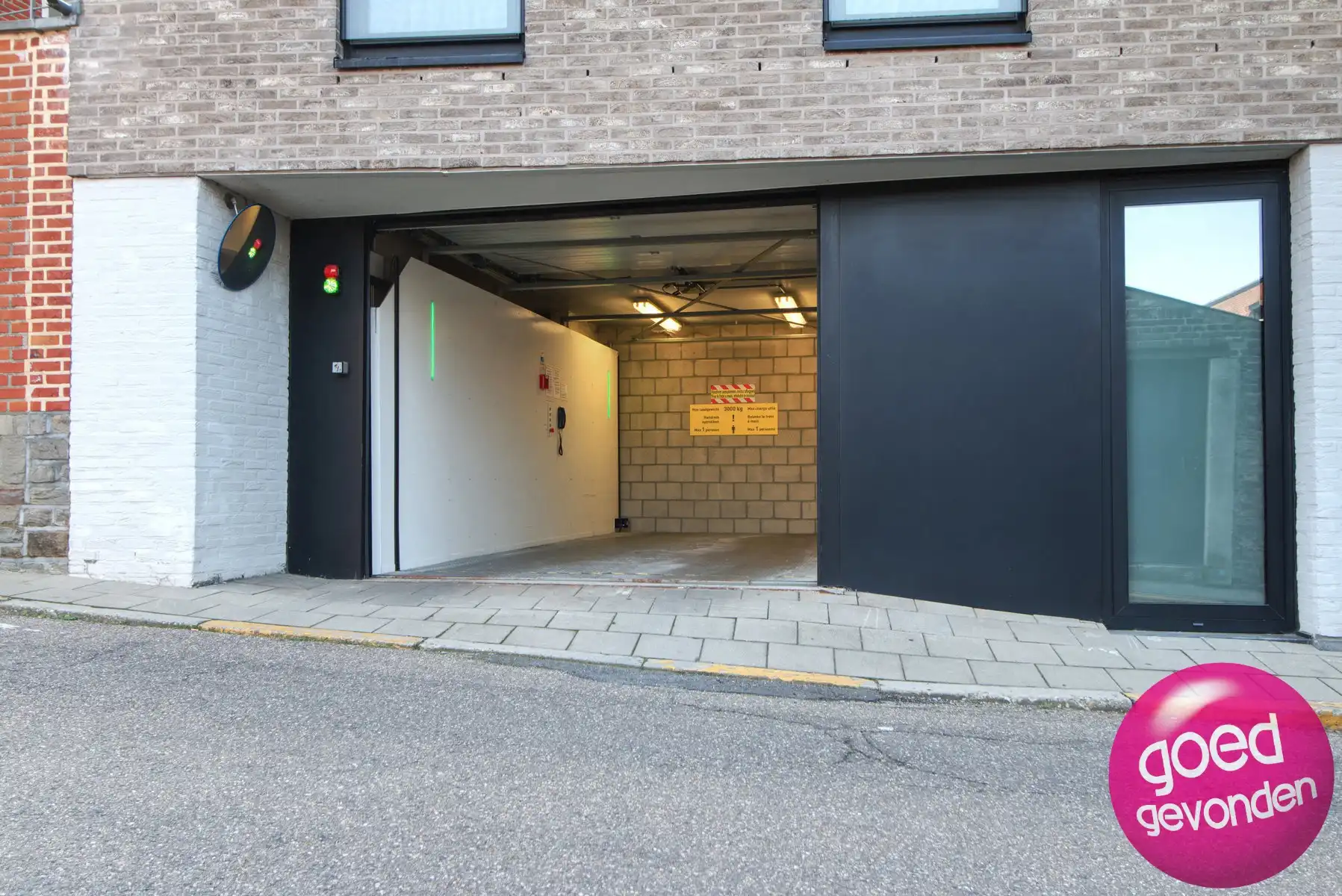 ONDERGRONDSE PARKEERPLAATS - CENTRUM - VEILIG - AUTOLIFT foto 12