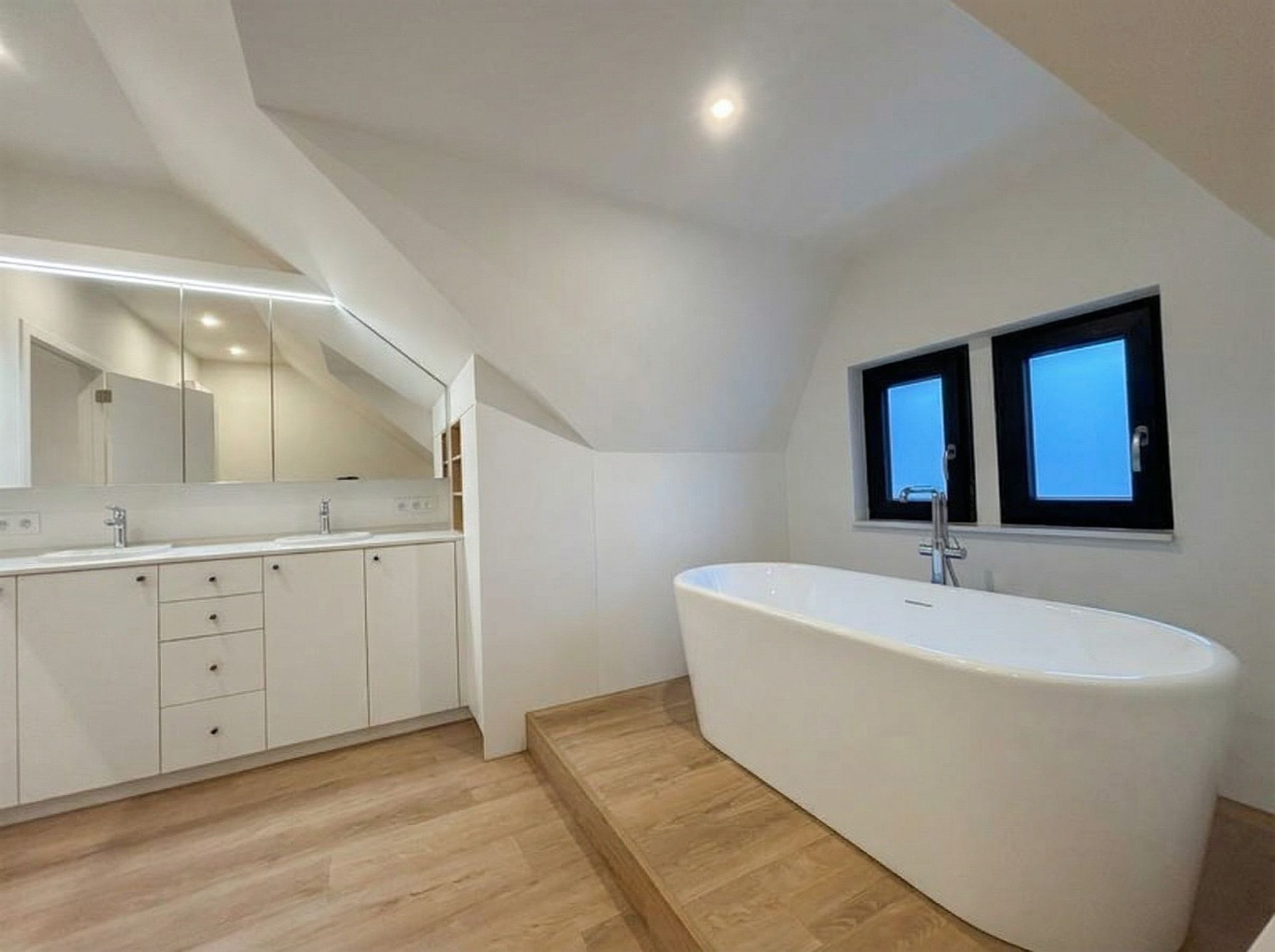 Volledig gereoveerde karakter woning met tuin nabij Brussel  foto 24