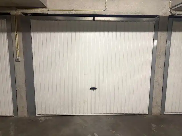 Gesloten garagebox met verlichting, vlak aan zee en duinen in Bredene foto 2