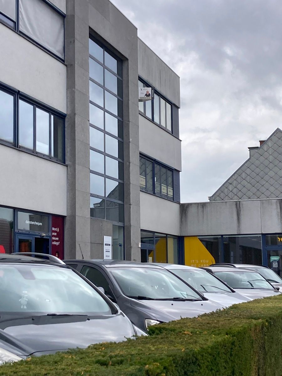Ruime kantoorruimte te huur op toplocatie tussen Kortrijk centrum en ’t Hoge foto {{pictureIndex}}
