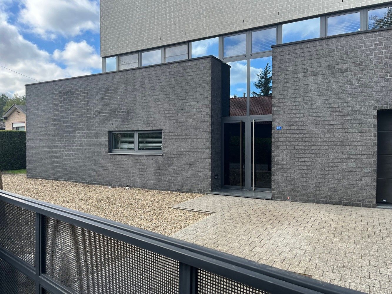 Licht, ruimte en luxe: energiezuinige, recente villa met 5 slk te koop in Maasmechelen! foto 2