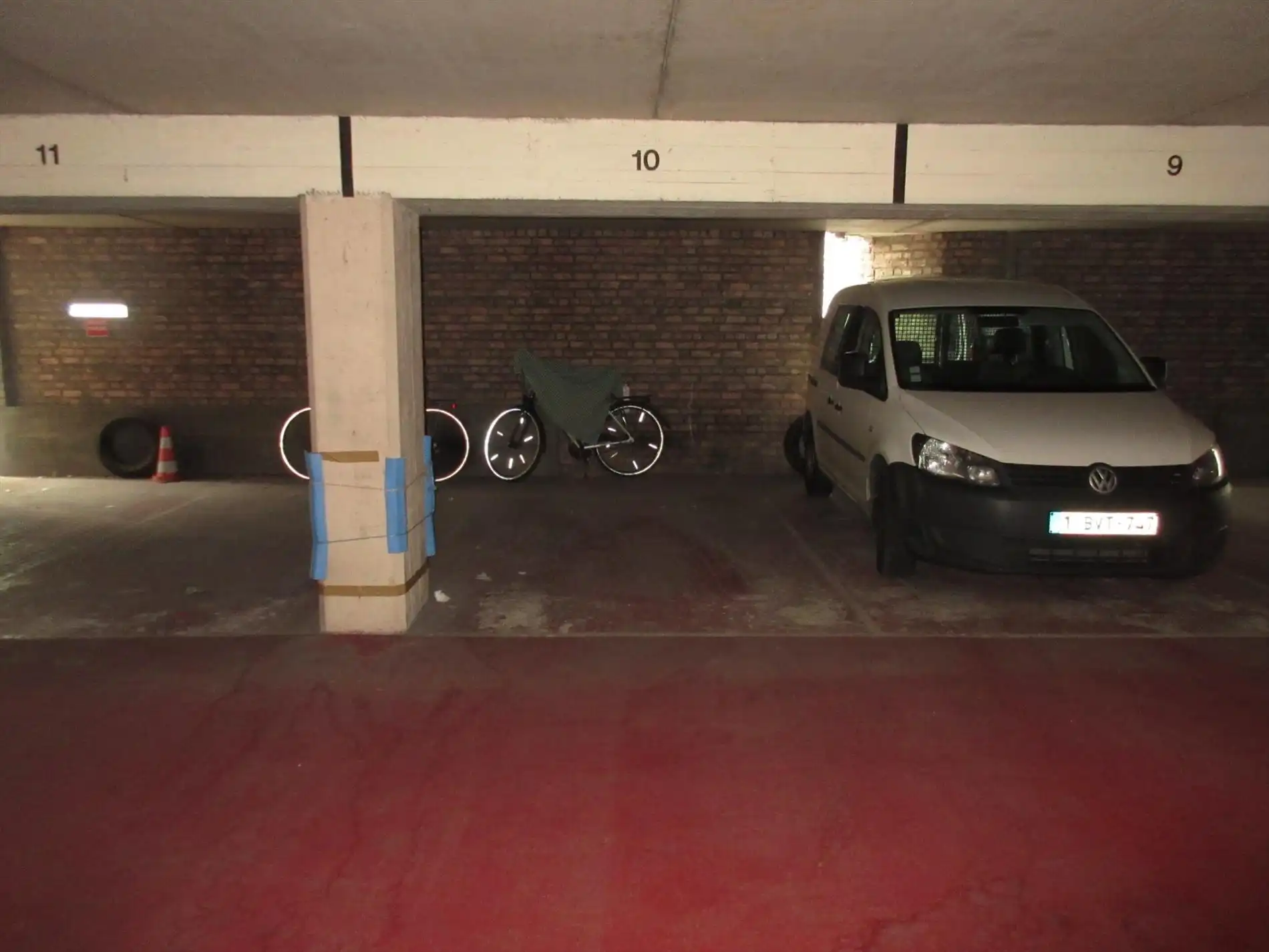 Vlot te bereiken, overdekte autostaanplaats in het centrum van Oostende. foto {{pictureIndex}}