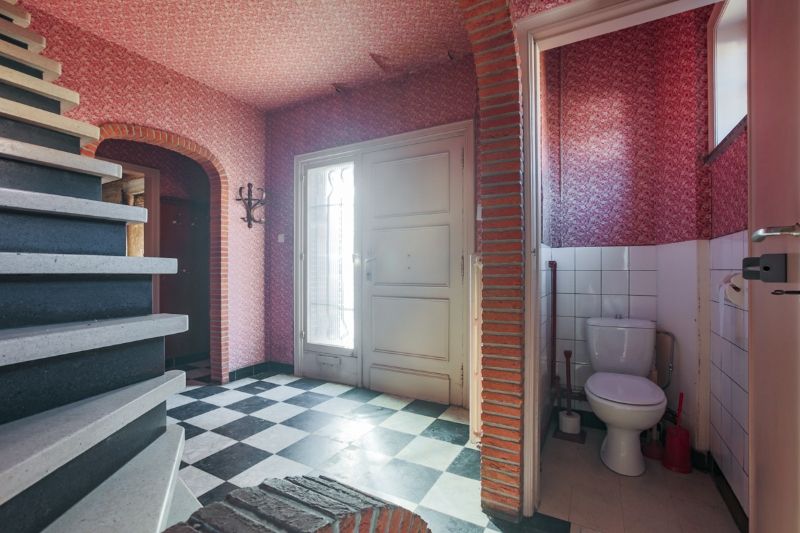 Centraal gelegen, te renoveren, ruime halfopen bebouwing met 7 slaapkamers. Tuin kijkt uit op open ruimte... foto 3