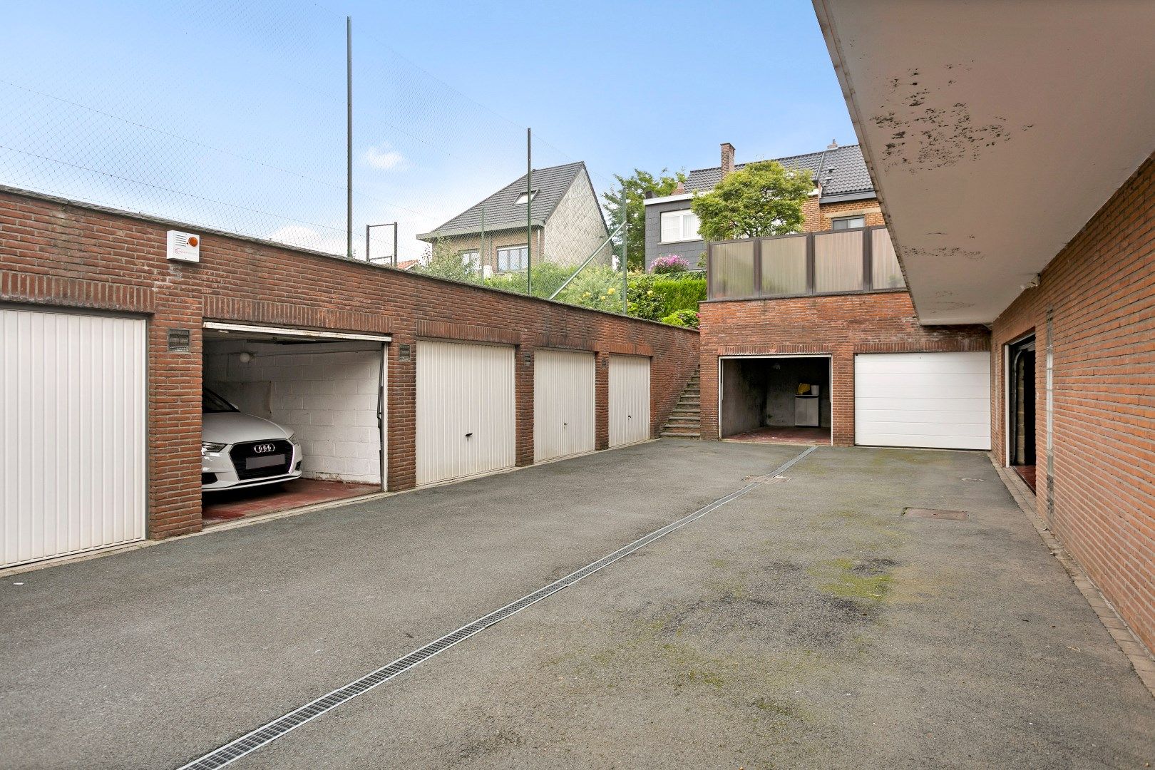Afgesloten garagebox  foto {{pictureIndex}}