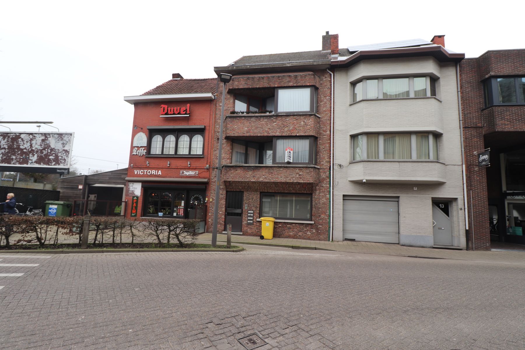 Een appartement op de 1ste verdieping met 2 slaapkamers en terras.  foto {{pictureIndex}}