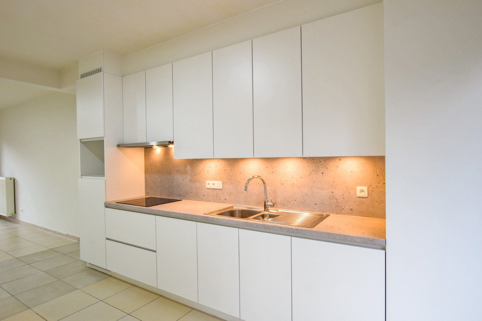 Gelijkvloersappartement met 2 slaapkamers (71 m²) met ruim terras (40 m²) en parkeerplaats te Nieuwpoort.  foto 2