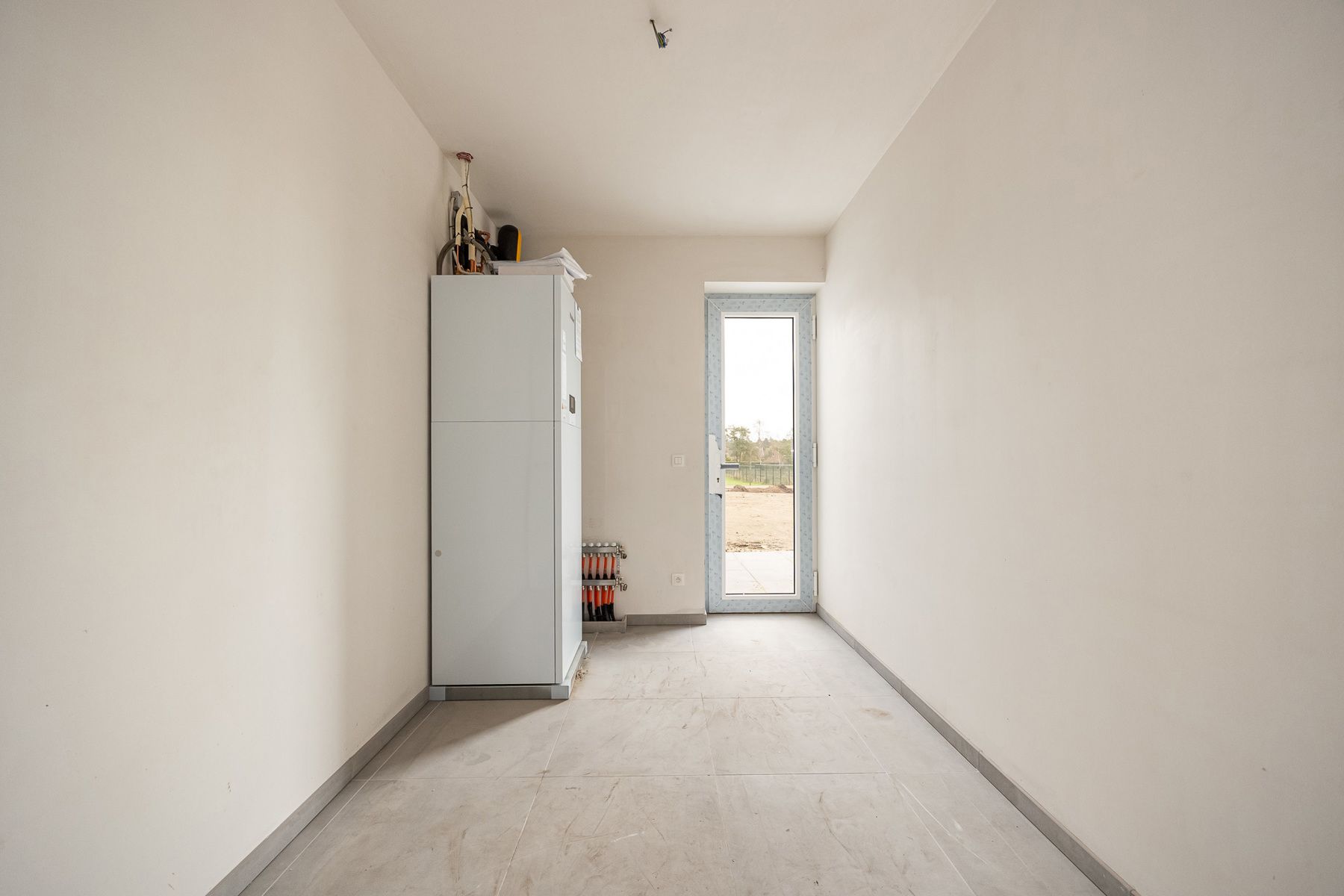 Halfopen woning met 3 slaapkamers en fietsenberging/carport op perceel van ca 540m² foto 3