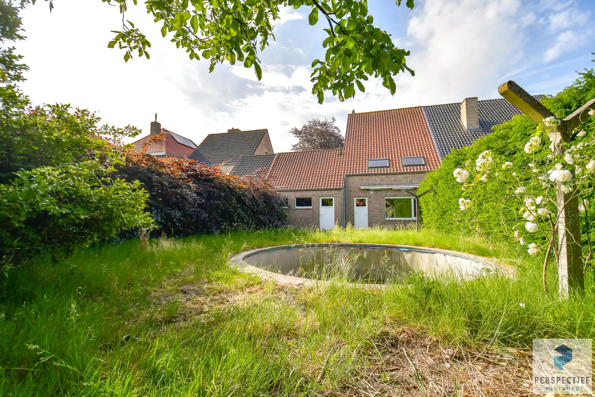 Instapklare GROTE (227m²) halfopen bebouwing (BJ 2001) met 4 slpks, dubbele garage & tuin foto 2