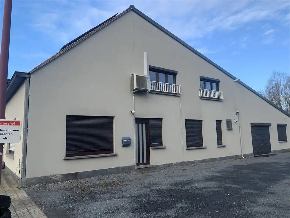 Gemeubeld appartement met 2 SLPKS te Eernegem foto {{pictureIndex}}