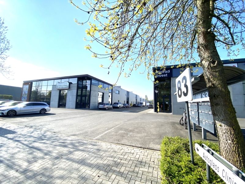 Instapklaar magazijn met kantoor en 5 autostaanplaatsen Winkelom. foto {{pictureIndex}}