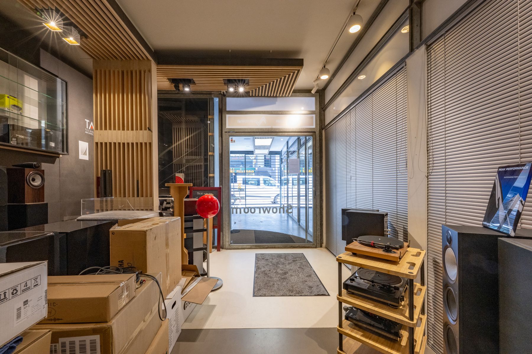 Pand met handelsruimte en woonfunctie nabij Meir foto 3