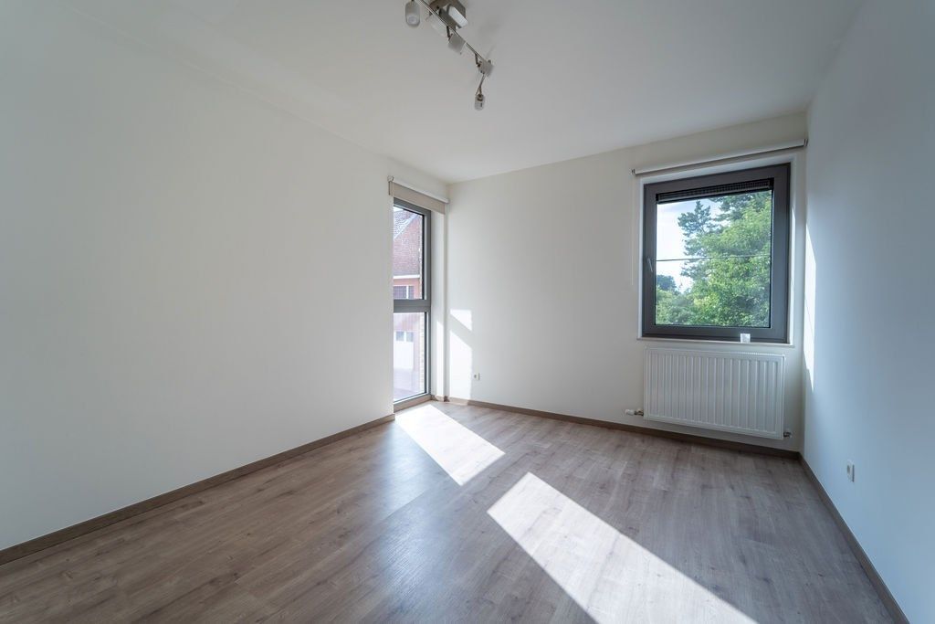 GUNSTIG GELEGEN 2 SLAAPKAMER APPARTEMENT 94 M² MET ONDERGRONDSE AUTOSTANDPLAATS EN KELDERBERGING IN HET CENTRUM VAN ZOLDER foto 11