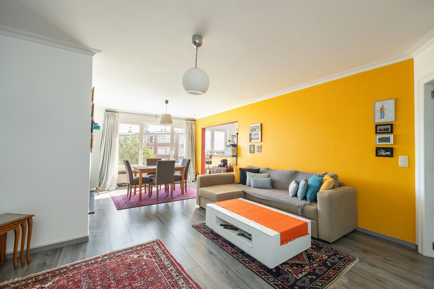 Energiezuinig (EPC B) en instapklaar 2 slk-appartement in een kleinschalig hoekgebouw te Deurne-Zuid, met privatieve garagebox + de staanplaats ervoor foto {{pictureIndex}}