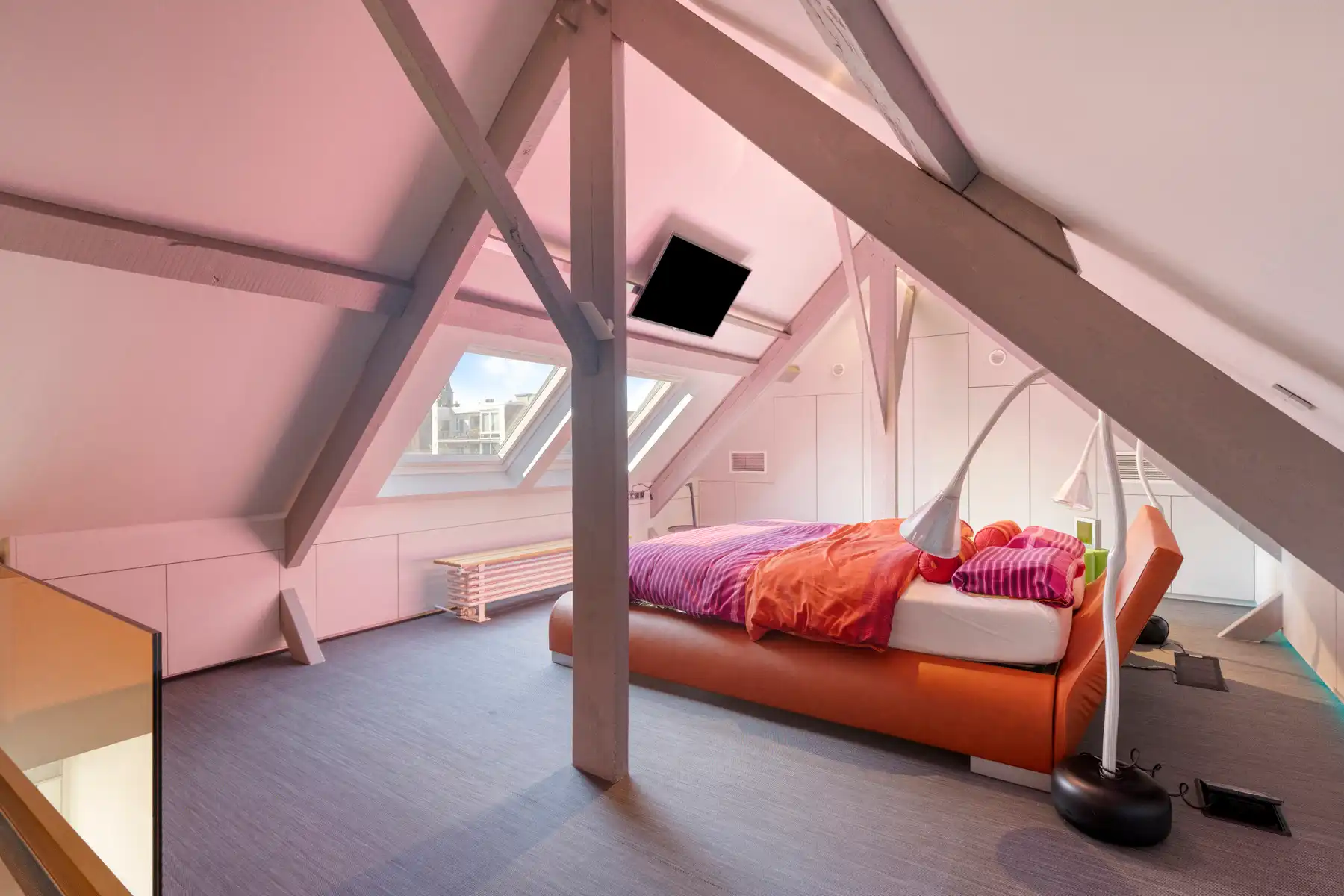 Gerenoveerde (2010) burgerwoning met dubbele garage foto 21