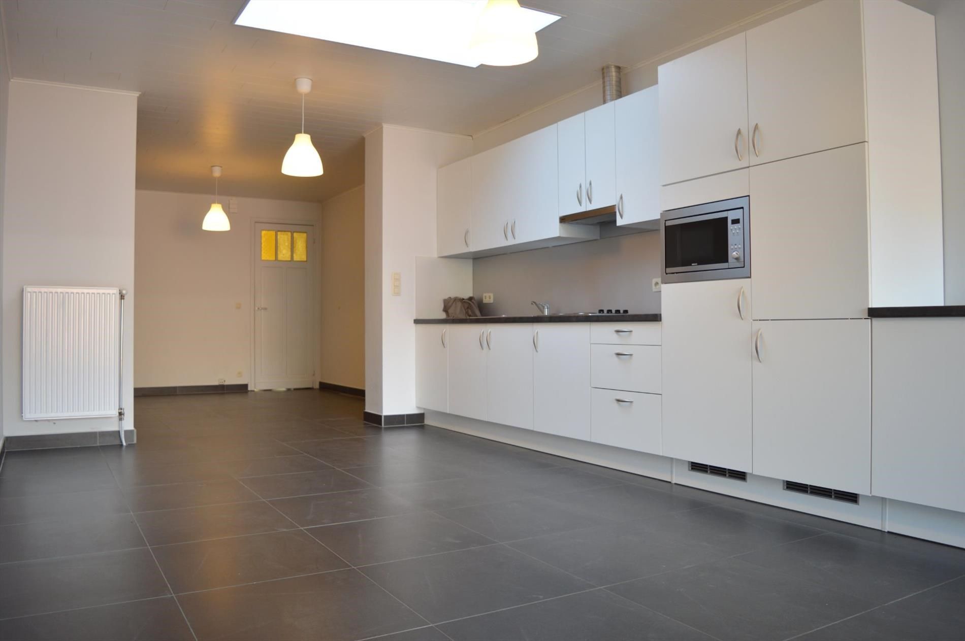 Instapklare woning mét garage te Kortrijk foto {{pictureIndex}}