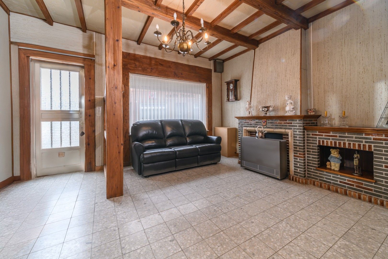 Te renoveren gezinswoning met tuin te Mere foto 2