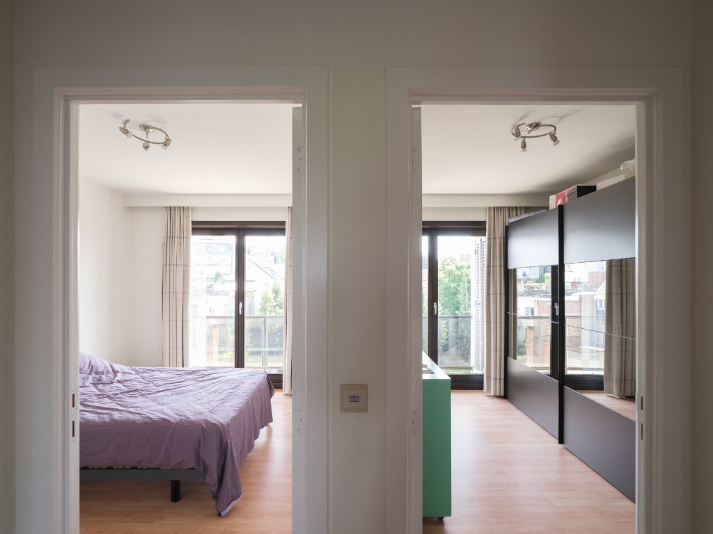 Licht op te frissen penthouse met 4 slaapkamers, meerdere zonneterrassen en een adembenemend uitzicht over de Leie en de Bijloke. Aankoop staanplaats. foto 12