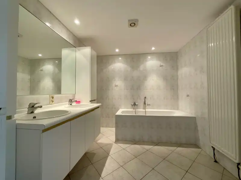 Opbrengsteigendom met handelspand en 2 appartementen met 2 slaapkamers foto 6