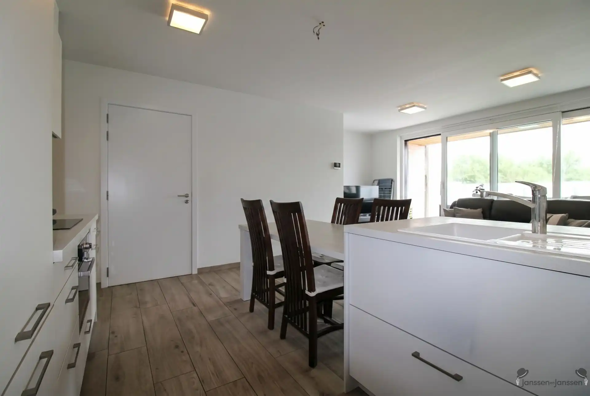 appartement op 2e verdieping met terras, autostaanplaats en berging foto 4