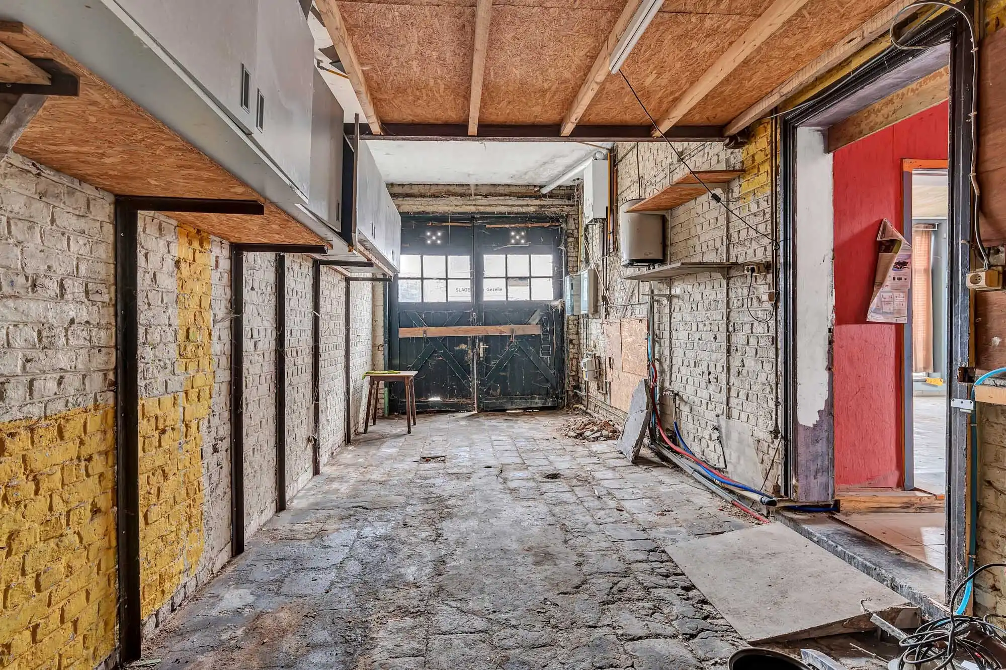 Volledig te renoveren handelspand met woonst op toplocatie foto 11