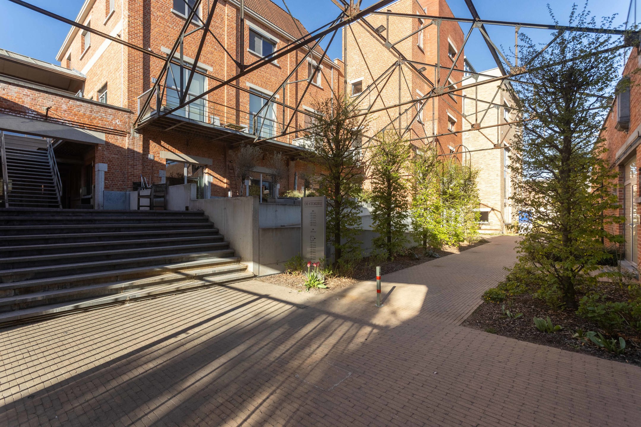 Ruime en lichtrijke kantoorloft te huur in centrum Oudenaarde foto 2