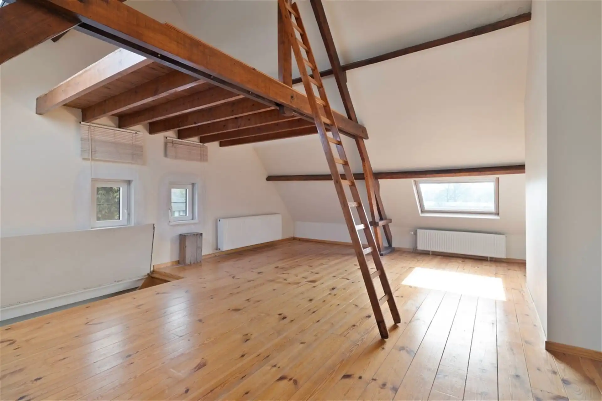 Ruime halfopen bebouwing (3 slpks), terras en tuin foto 24