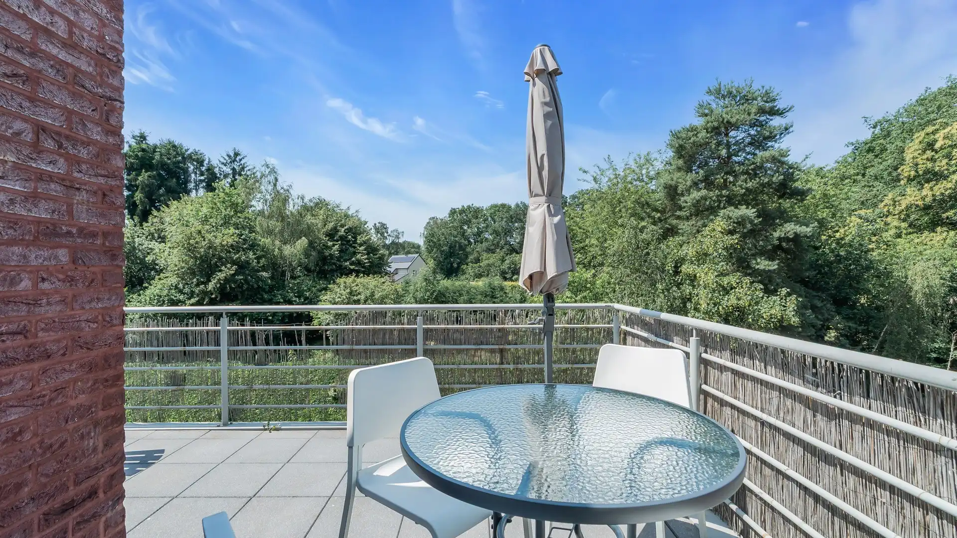 Ruim en instapklaar appartement met 3 slpkrs vlakbij Genk centrum foto 17